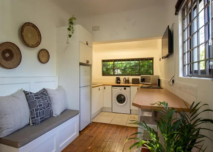 Cesars Cottage: Charming Sea Point Hideaway